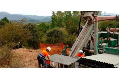 Imagen facilitada por la empresa de los trabajos de investigación en la zona de Toral de los Vados. DL