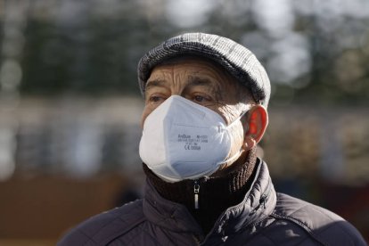 Un hombre camina por la calle con mascarilla. AITOR MARTIN