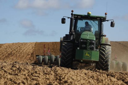 Imagen de un tractor realizando labores agrícolas en la provincia de León. JESÚS F. SALVADORES