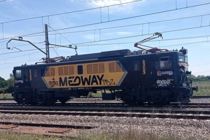 Una locomotora de Medway maniobra en las vías de la estación de Villadangos. DL