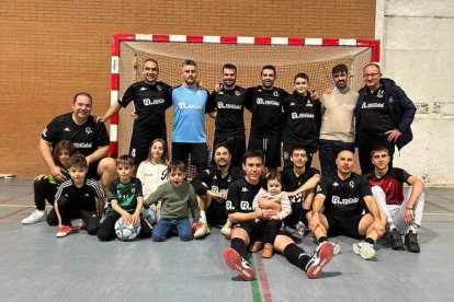 Formación del equipo RBH Global, campeón del torneo benéfico navideño de veteranos. DL