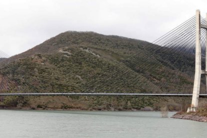 El pantano de los Barrios de Luna supera el 56% de su capacidad. MARCIANO PÉREZ