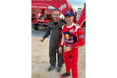 El mecánico leonés Raúl Arteaga, junto a Sebastian Loeb. DL