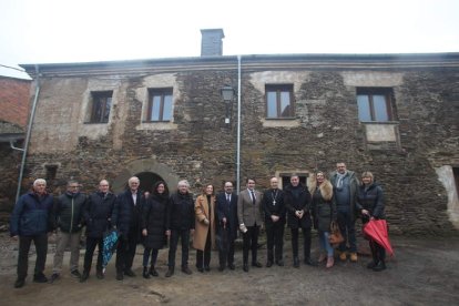 Suárez-Quiñones (en el centro con chaqueta clara) inauguró el edificio junto al alcalde y al obispo de Astorga, entre otros. ANA F. BARREDO