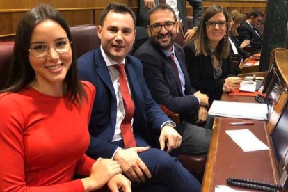 Andrea Fernández y Javier Alfonso Cendón, en primer término, en el Congreso de los Diputados. DL