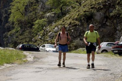 Dos visitantes acceden a Caín por la carretera de Valdeón. RAMIRO