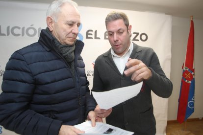 José Álvarez e Iván Alonso, presidente y secretario general de Coalición por el Bierzo, hoy en la sede del partido. L. DE LA MATA