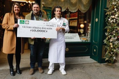 El ganador del concurso del roscón de Reyes recibe el cheque de 10.000 euros. RAMIRO