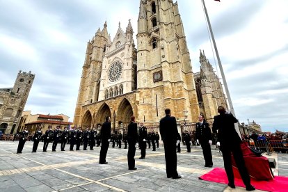 Momento del izado de la bandera. CARLOSS CAMPILLO/ICAL