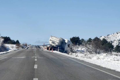 Un camión fuera de la N-122 a consecuencia del temporal en Soria. CONCHA ORTEGA