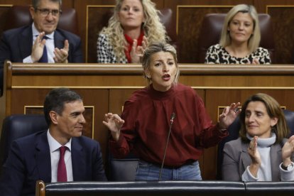 Yolanda Díaz, entre Pedro Sánchez y Teresa Ribera, en una sesión del Congreso. JUAN CARLOS HIDALGO