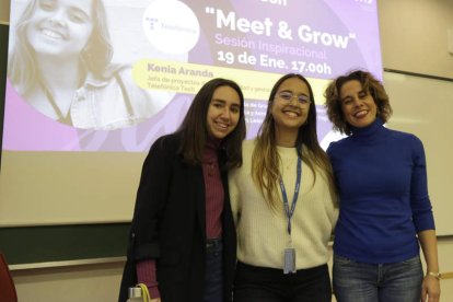 Kenia Aranda, en el centro, junto a Celia Aguilar y Lucía López Calvo. FERNANDO OTERO