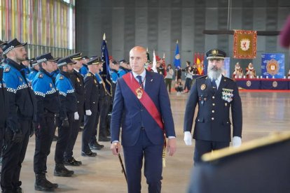 El alcalde, José Antonio Diez, junto al intendente jefe de la Policía Local, Miguel Ángel Llorente Pellitero, en un acto oficial. J. NOTARIO