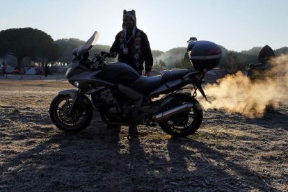 Imagen de un motero en el pinar donde se celebra la fiesta. NACHO GALLEGO