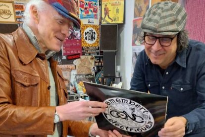 Robert McCarney y Juancho López, ayer en Lizard, durante la celebración de la original subasta de discos únicos. DL