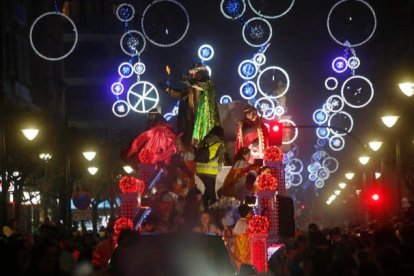 Cabalgata de Reyes Magos en León el año pasado. FERNANDO OTERO