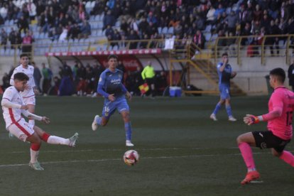 Berto fue el autor del gol del empate de la Cultural frente al Fuenlabrada, aunque el que muestra la imagen no entró en la portería del visitante Belman. FERNANDO OTERO