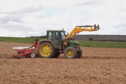 Imagen de un tractor realizando labores agrícolas en la provincia de León. DL