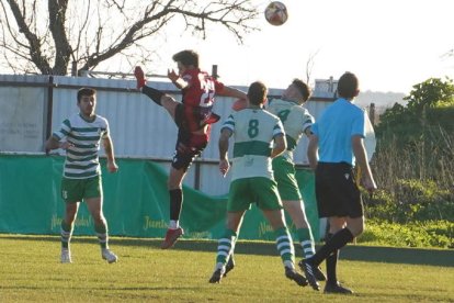 Los derbis entre el Atlético Bembibre y La Virgen suelen deparar buenos partidos de fútbol. J. NOTARIO