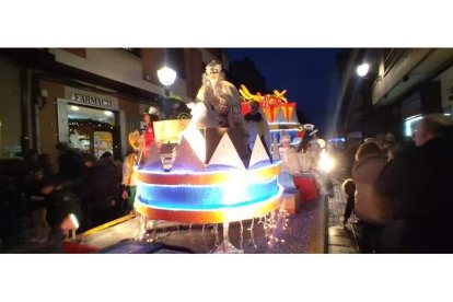 La Cabalgata pudo salir en Bembibre cuando aflojó la lluvia. DL