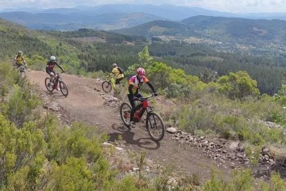 La Mirada Circular que explota Binatur incluye una veintena de rutas ciclistas y de senderismo que suman casi mil kilómetros . BINATUR