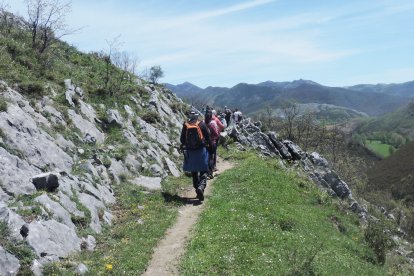 Senderistas en una ruta por la montaña oriental leonesa. REDACCIÓN