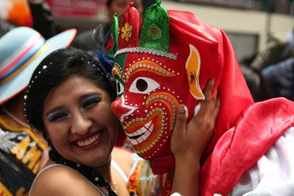 Una mujer posa junto al Pepino, el personaje más popular del carnaval de la capital boliviana. LUIS GANDARILLAS