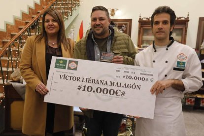 Eva Pérez, Víctor Liébana Malagón y Sergio González, ayer durante la entrega del cheque. RAMIRO