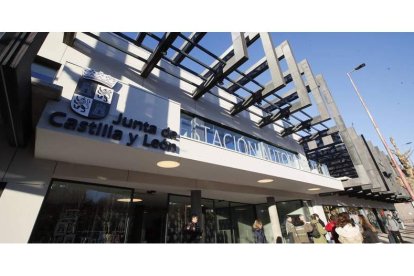 Fachada de la renovada estación de autobuses de León. RAMIRO