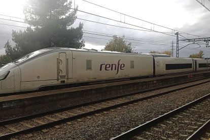 El 106, en un rodaje que completó por diversas vías de León, estacionado en Quintana de Raneros. DL