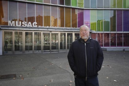 El polifacético artista y activista chino Ai Weiwei en la entrada del Musac, donde expondrá en noviembre. FERNANDO OTERO