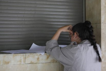 Una alumna repasa el temario antes de un examen en la Universidad de León. FERNANDO OTERO