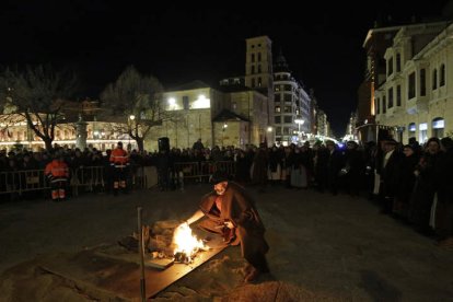 En torno a la hoguera de San Antón se recitaron coplas y refranes. FERNANDO OTERO