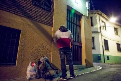 Una persona a las puertas del hogar del transeúnte. FERNANDO OTERO