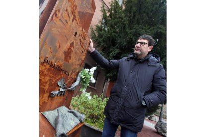 El alcalde, Gabriel Folgado, en el monumento a los fallecidos. ANA F. BARREDO