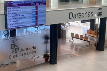 Uno de los logos de la Junta en la estación de autobuses de León. RAMIRO