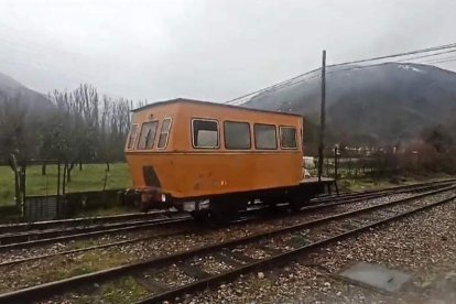 La dresina D-1 ya circula en fase de pruebas por la vía del ferrocarril minero. ARMF