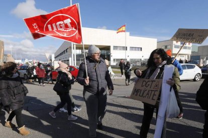 Manifestantes empleados del centro de gestión de multas de tráfico en Onzonilla. RAMIRO