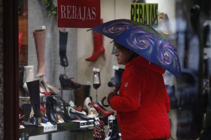 Escaparate con el reclamo de los descuentos, en el  comercio tradicional en invierno. MARCIANO PÉREZ