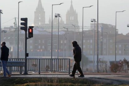 León amaneció este jueves cubierto por la niebla. RAMIRO