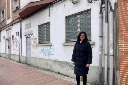 Lidia Coca posa ante la antigua sede de la Policía Municipal en la calle Ancha. DL