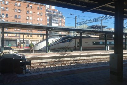 El 106 de Renfe, este sábado, en la estación de tren de León. L. U.