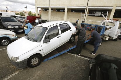 La ‘pradera’ de turismos para achatarrar que copaban el parking se comenzó a retirar en septiembre. RAMIRO.