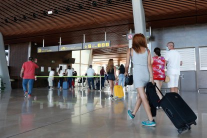 Pasajeros en el aeropuerto de León. F. Otero Perandones.