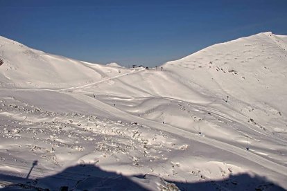 Las nevadas de los últimos días han favorecido la preparación de las pistas de esquí. SANISIDRO.NET