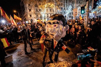 Imagen del monigote piñata de Pedro Sánchez el día de Nochevieja. EP