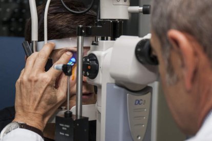 Manuel Franco Benito examina los ojos de una paciente. FERNANDO OTERO