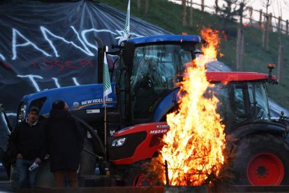 Fotografía de una de las protestas de los agricultores ayer en Francia. Mohammed Badra