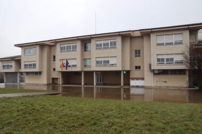 Colegio público de Valles cuyo mantenimiento realiza y paga el Ayuntamiento de Boñar. CAMPOS