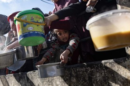 Niños hambrientos piden comida. HAITHAM IMAD